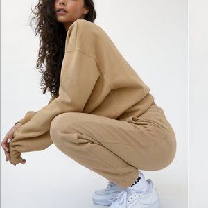 Aritzia TNA - COZY FLEECE BOYFRIEND SWEATPANT in Sand Bluff